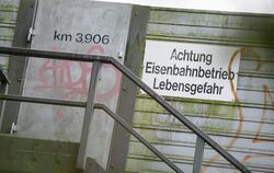 Ein Schild mit der Aufschrift "Achtung Eisenbahnbetrieb Lebensgefahr" hängt nahe der Unglücksstelle in Hannover. Foto: Sebast