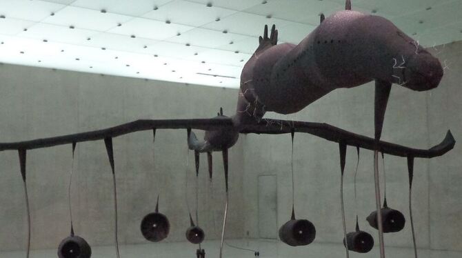 Faszinierend: Wael Shawkys schwarze Vogel-Drachen-Flugzeug-Skulptur mit Bomben-Anhang, geschaffen für Bregenz. FOTO: KUNZE