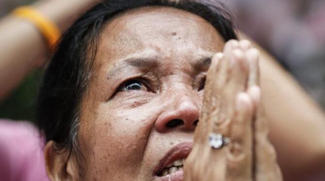 Gebete für den König: Weinende Thailänderin vor dem Siriraj-Hospital in Bangkok, in dem der 88 Jahre alte König Bhumibol Adul