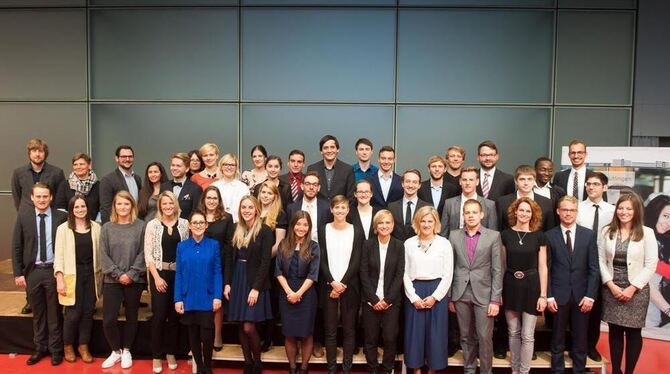 Gruppenbild der schlauen Köpfe: Die Semesterbesten  bei der Absolventenverabschiedung. FOTO: HOCHSCHULE