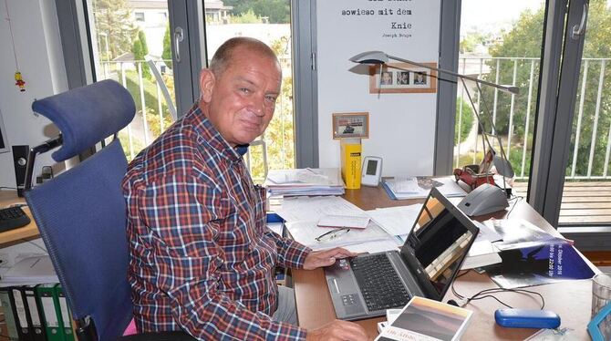 Bernd Weiler an seinem Arbeitsplatz: Der Pfullinger hat sich als Krimiautor etabliert. Bernd Weiler an seinem Arbeitsplatz: Der Pfullinger hat sich als Krimiautor etabliert.