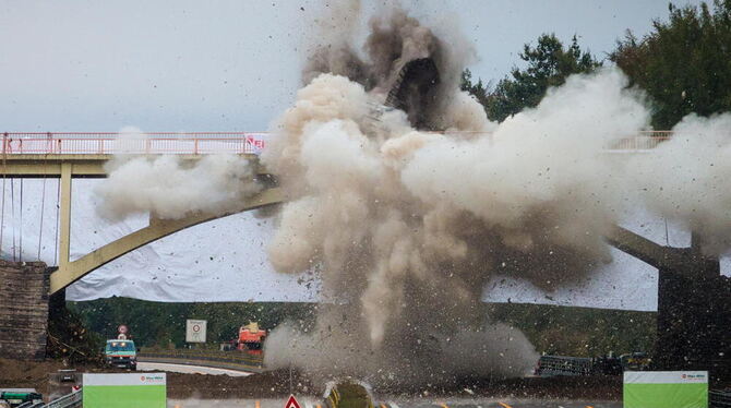 Die Fußgängerbrücke »Rotes Steigle« über der Autobahn A8 bei Sindelfingen wurde gesprengt.