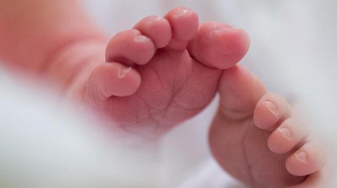 Säugling auf der Wochenstation im Universitätsklinikum. Foto: Arno Burgi/Archiv