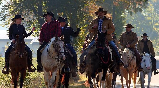 SWR3-Moderatorin Tatjana Geßler (links) durfte bei den Cowboys mitreiten, sie kennt Willi Wolf (Zweiter von links) von diversen SWR3-Moderatorin Tatjana Geßler (links) durfte bei den Cowboys mitreiten, sie kennt Willi Wolf (Zweiter von links) von diversen