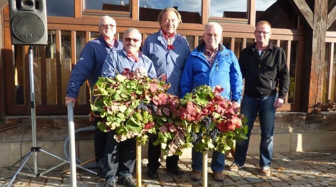 Der Fahner, ein Traubengebinde aus Herbstlaub, wurde an Friedrich Linder (vorne rechts) und Manfred Reicherter  (vorne links) fü