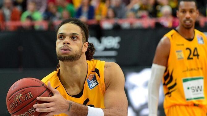 Center Gary McGhee (links, im Hintergrund Barry Stewart) leistete sich von der Freiwurflinie gleich vier Fahrkarten. Center Gary McGhee (links, im Hintergrund Barry Stewart) leistete sich von der Freiwurflinie gleich vier Fahrkarten.