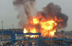 Nach einer Explosion brennt es auf dem Gelände des Chemiekonzerns BASF. Bei dem Unglück sind vier  Menschen ums Leben gekommen (
