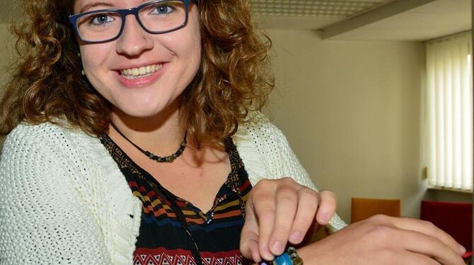 Kerstin Schönenborn zeigt das Armband aus Kunststoffperlen, das ihr  in einem Flüchtlingscamp lebende Kinder geschenkt haben.