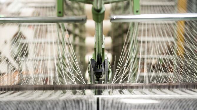 Eine Strickmaschine – ein Sinnbild der Textilindustrie-Maschinerie. Foto: Scheuring