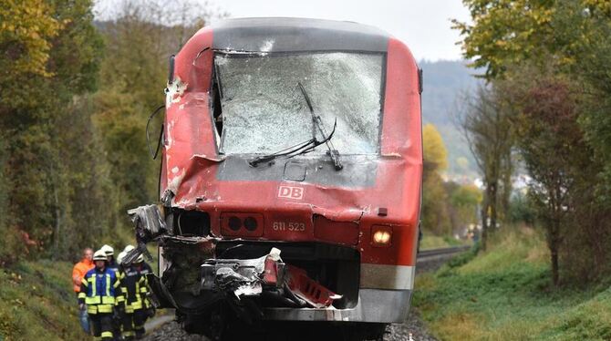 Ein havarierter Regionalzug steht nach dem Zusammenstoß mit einem Lastwagen an einem Bahnübergang am Seegartenhof bei Königsbron