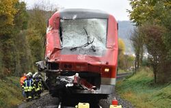 Ein havarierter Regionalzug steht nach dem Zusammenstoß mit einem Lastwagen an einem Bahnübergang am Seegartenhof bei Königsbron