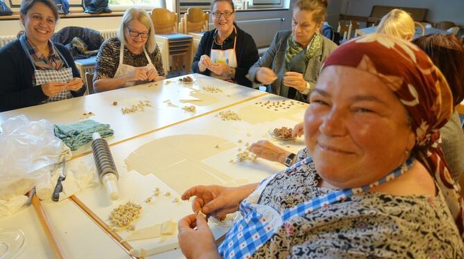 Binnas Altan zeigt, wie’s geht: Nicht größer als eine Fingerkuppe sind die Manti, von denen die Frauen 1000 Stück formen.