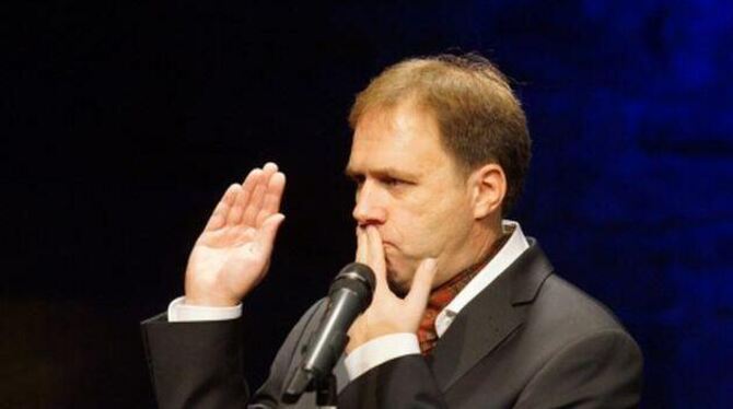 Axel Krauße bringt musikalische Satire-Klassiker zu Gehör. FOTO: GONSCHIOR Axel Krauße bringt musikalische Satire-Klassiker zu Gehör. FOTO: GONSCHIOR