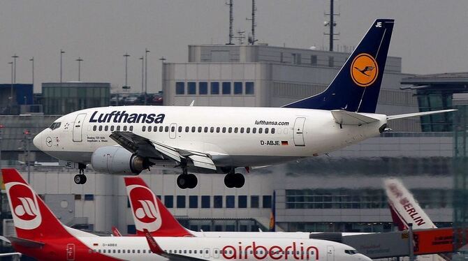 Eine Boeing 737 der Lufthansa fliegt den Flughafen Düsseldorf an.