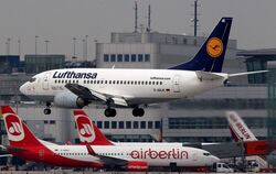 Eine Boeing 737 der Lufthansa fliegt den Flughafen Düsseldorf an.
