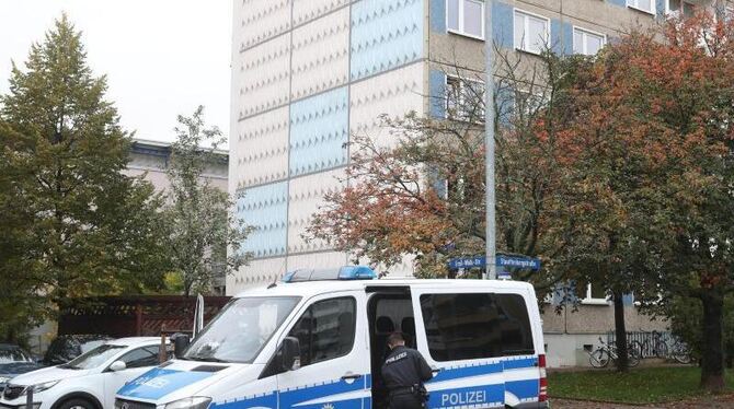 Ein Polizeiauto steht während eines Anti-Terror-Einsatzes vor einem Haus in Jena. Foto: Bodo Schackow