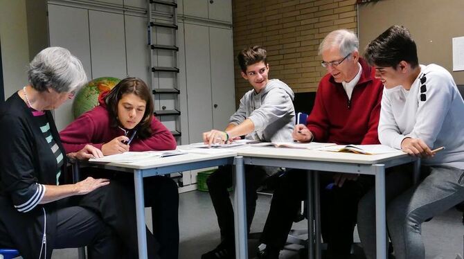 Die Jobpaten Drs. Johanna und Norbert Huber sind auch als Lernbegleiter tätig. Im Bild mit den Eduard-Spranger-Schülern Leonida Die Jobpaten Drs. Johanna und Norbert Huber sind auch als Lernbegleiter tätig. Im Bild mit den Eduard-Spranger-Schülern Leonida