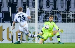 VfB-Torhüter Mitch Langerak vereitelte mehrere Gladbacher Chancen, hier  durch André Hahn. FOTO: EIBNER