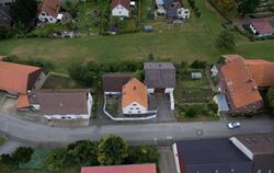 Das Luftbild einer Drohne zeigt im September das Haus (M), in dem ein Paar seine Opfer misshandelt haben soll. Foto: Friso Ge