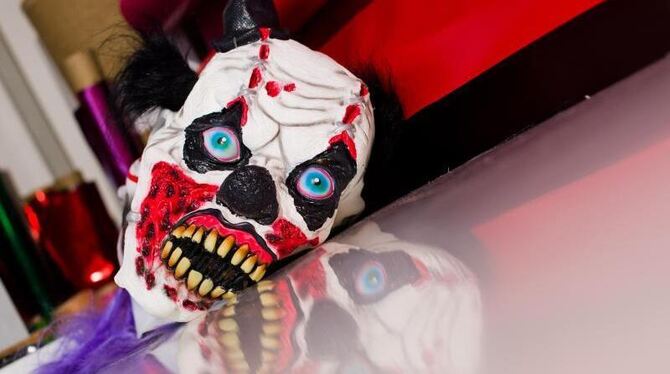 Eine Clown-Maske in einem Fachgeschäft für Kostüme und Theaterbedarf. Foto: Julian Stratenschulte