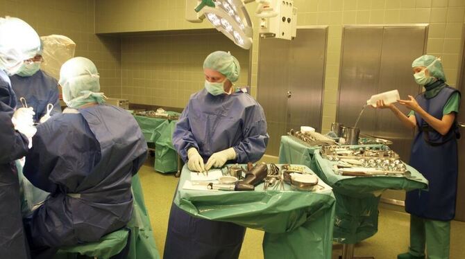 Schonende Operationsmethoden spielen bei Gelenkprothesen eine entscheidende Rolle. FOTO: PR