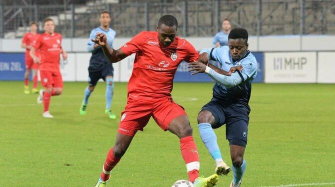 Die beiden Torschützen lieferten sich erbitterte Zweikämpfe:  Eric Yahkem (links) vom SSV Reutlingen und Shaibou Oubeyapwa von d