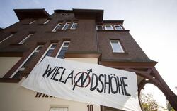 Ein Transparent mit der Aufschrift «Wielandshöhe» hängt an einem von Studenten besetzten Gebäude in Tübingen, das unter Denkmals