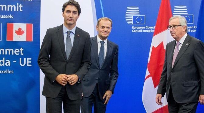 Kanadas Regierungschef Justin Trudeau (L) zusammen mit Jean-Claude Juncker (R) und Donald Tusk in Brüssel. Foto: Stephanie Le