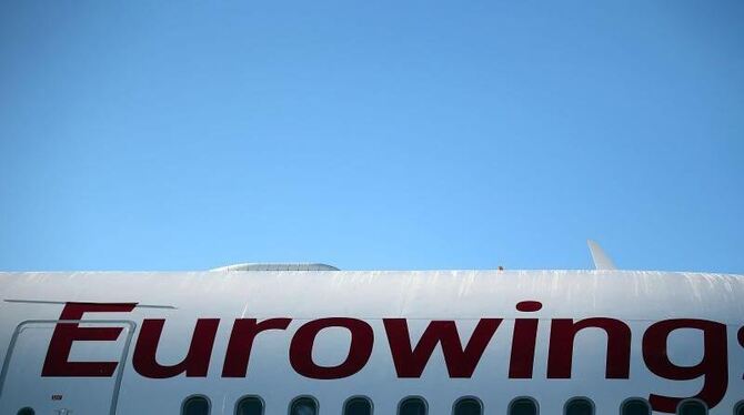 Ein A 330 der Eurowings steht in Köln auf dem Flughafen. Foto: Oliver Berg/Ilustration