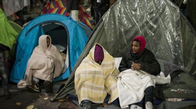 Seit mehr als einem Jahr bilden sich in Paris immer wieder Flüchtlings-Zeltlager, weil offizielle Unterkünfte voll sind. Foto