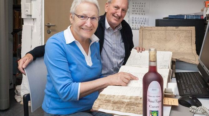 Grete und Hans Kern betreuen das Kusterdinger Archiv. In den »Inventuren Theilungen« ist der Besitz der früheren Bewohner verzei