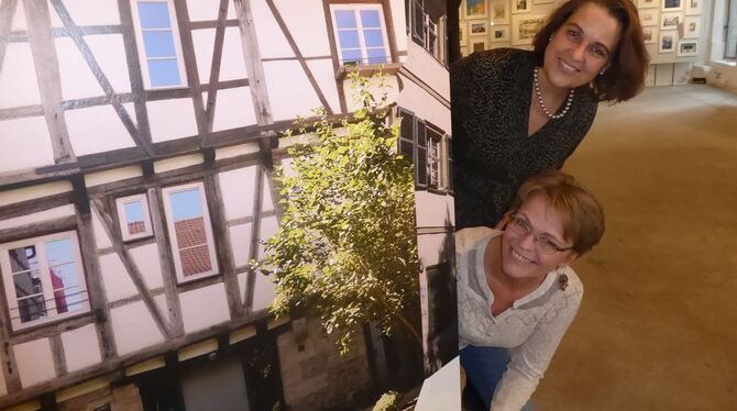 Blick hinter die Altstadtfassaden:  Evamarie Blattner (oben) vom Stadtmuseum Tübingen und Barbara Honner (unten) vom Bürger-und