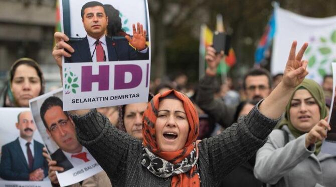 Schon am Freitag hatten mehrere hundert kurdische Demonstranten bei einer spontanen Kundgebung in Frankfurt am Main gegen die