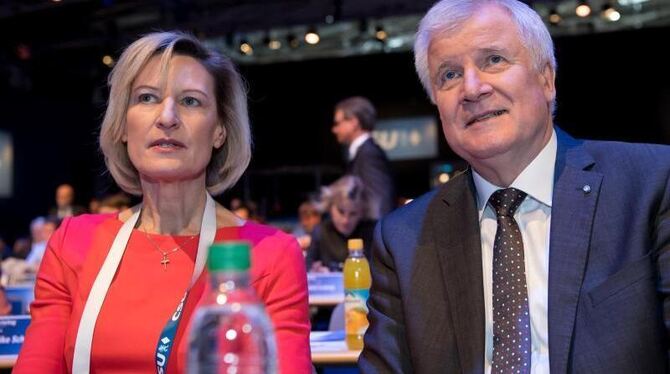 Die CSU-Europaabgeordnete Angelika Niebler und der bayerische Ministerpräsident Horst Seehofer sitzen beim CSU-Parteitag in M