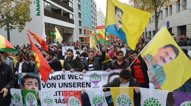 Kurden demonstrieren in Stuttgart gegen Festnahmen führender kurdischer Politiker in der Türkei. Foto: Franziska Kraufmann/dpa
