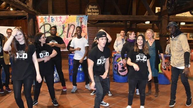 D.O.D." ist eine Hip-Hop-Gruppe, die aus dem Jugendhaus heraus entstanden ist und für das Fest der Begegnung auf dem Kelternplat