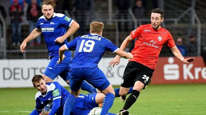 Daniel Seemann (rechts) nimmt es mit den Neckarsulmern Sebastian Kappes (am Boden), Robin Neupert (hinten) und David Gotovac auf Daniel Seemann (rechts) nimmt es mit den Neckarsulmern Sebastian Kappes (am Boden), Robin Neupert (hinten) und David Gotovac auf