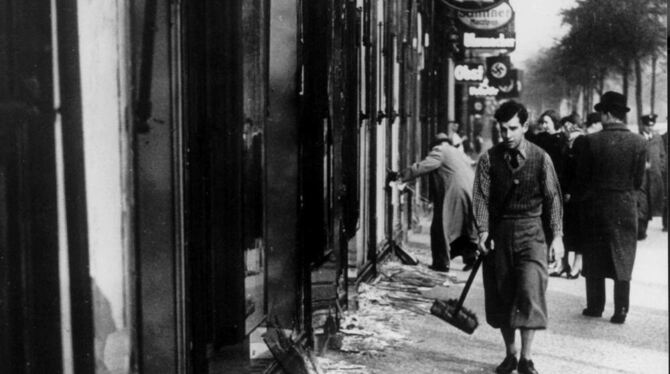Das Archivbild vom 10.11.1938 zeigt eine jüdische Ladenfront nach der Zerstörung durch Nazis.