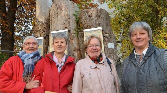 Monika Tischer, Karin Seelhorst, Gunhild Auer und Annette Herrmann  (von links)   vor dem Pfullinger Bücherbaum.