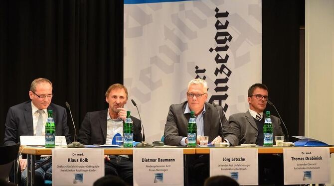 Das Experten-Quartett des Medizinforums (von links):  Dr. Klaus Kolb, Chefarzt der Klinik Unfallchirurgie/Orthopädie an den Krei