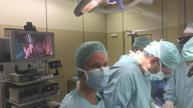 Meilenstein:  Die Professoren Sara Brucker (links) und   Alfred Königsrainer bei der ersten Uterustransplantation in Deutschland