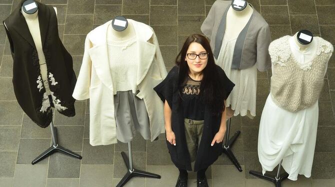 Modedesignerin Katharina Giebeler inmitten ihrer Kollektion »Datura«, die von der Verwandlung eines Nachtfalters inspiriert ist.
