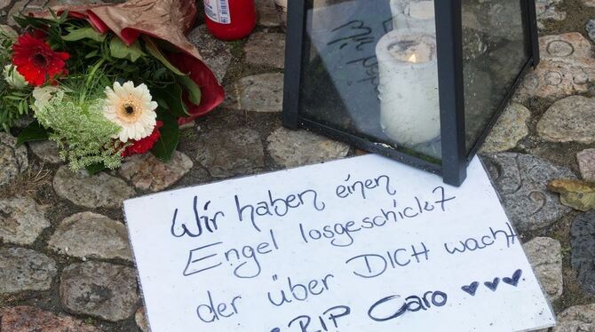 Blumen und Kerzen stehen in Gedenken der getöteten Endingerin auf und um den Stadtbrunnen in Endingen.