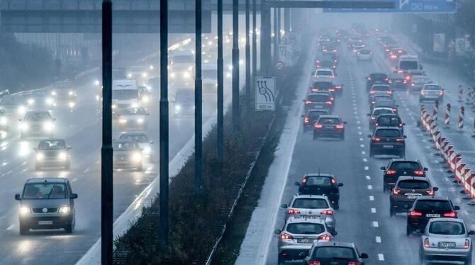 Dichter Verkehr auf der Autobahn 1 bei Köln. Foto: Federico Gambarini