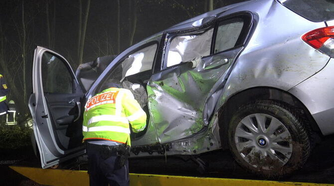 Fahrer und Beifahrerin des BMW mussten verletzt ins Krankenhaus gebracht werden. Foto: www.7aktuell.de