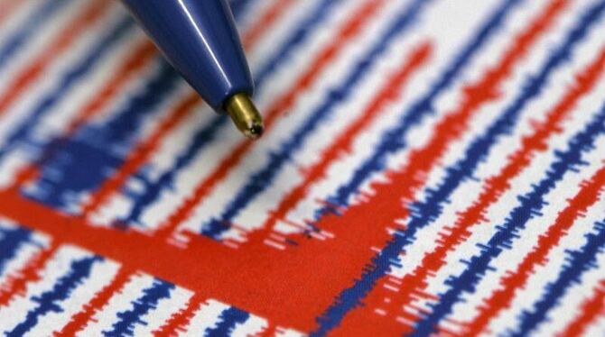 Der rot markierte Erdbeben-Ausschlag auf einem Seismographen-Ausdruck. Ein schweres Beben hat Neuseeland erschüttert. Foto: F Der rot markierte Erdbeben-Ausschlag auf einem Seismographen-Ausdruck. Ein schweres Beben hat Neuseeland erschüttert. Foto: F