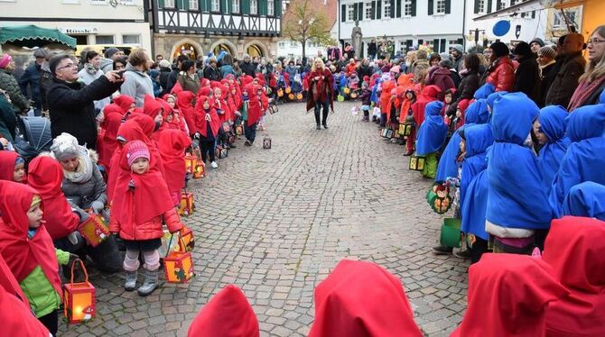 Invasion der Zwerge: Die Pfullinger Kindergärten setzen beim Wintermärchen den bunten Farbtupfer. FOTO: HOMOLKA