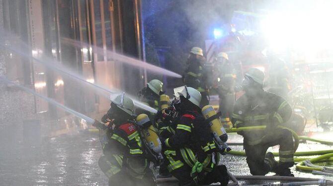 Ein enorm schwieriger Einsatz: Insgesamt 110 Feuerwehrleute kämpften im Neckartenzlinger Ortskern gegen die Flammen. FOTO: WWW.7 Ein enorm schwieriger Einsatz: Insgesamt 110 Feuerwehrleute kämpften im Neckartenzlinger Ortskern gegen die Flammen. FOTO: WWW.7