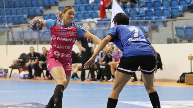 Duell der Torjägerinnen: Anna Loerper (links) traf sechs Mal, Ankaras Yeliz Özel (rechts) erzielte zehn Tore. FOTO: FRITZSCHE