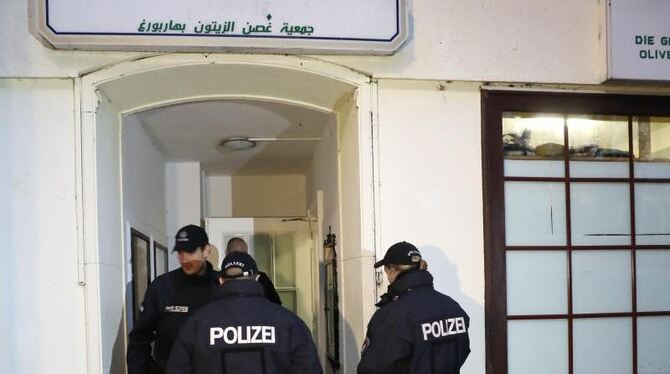 Polizisten durchsuchen die Al-Taqwa-Moschee in Hamburg-Harburg. Foto: Christian Charisius